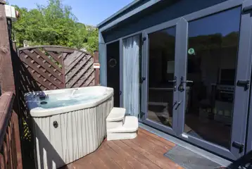 Studio pod with hot tub Studio pod with hot tub