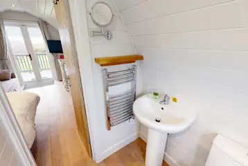 Glamping pod ensuite bathroom