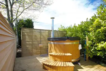 Superior ensuite glamping pods with wood fired hot tubs