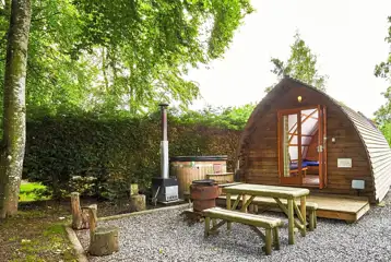 Ensuite glamping pod with wood fired hot tub