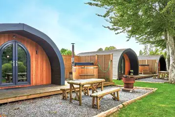 Superior ensuite glamping pods with wood fired hot tubs