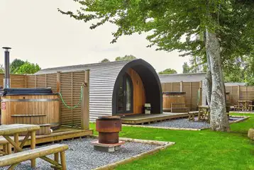 Superior ensuite glamping pods with wood fired hot tubs