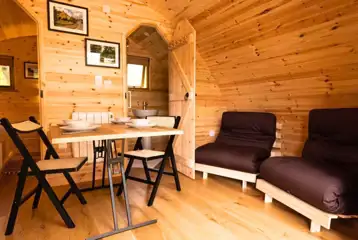 Ensuite glamping pod with hot tub interior