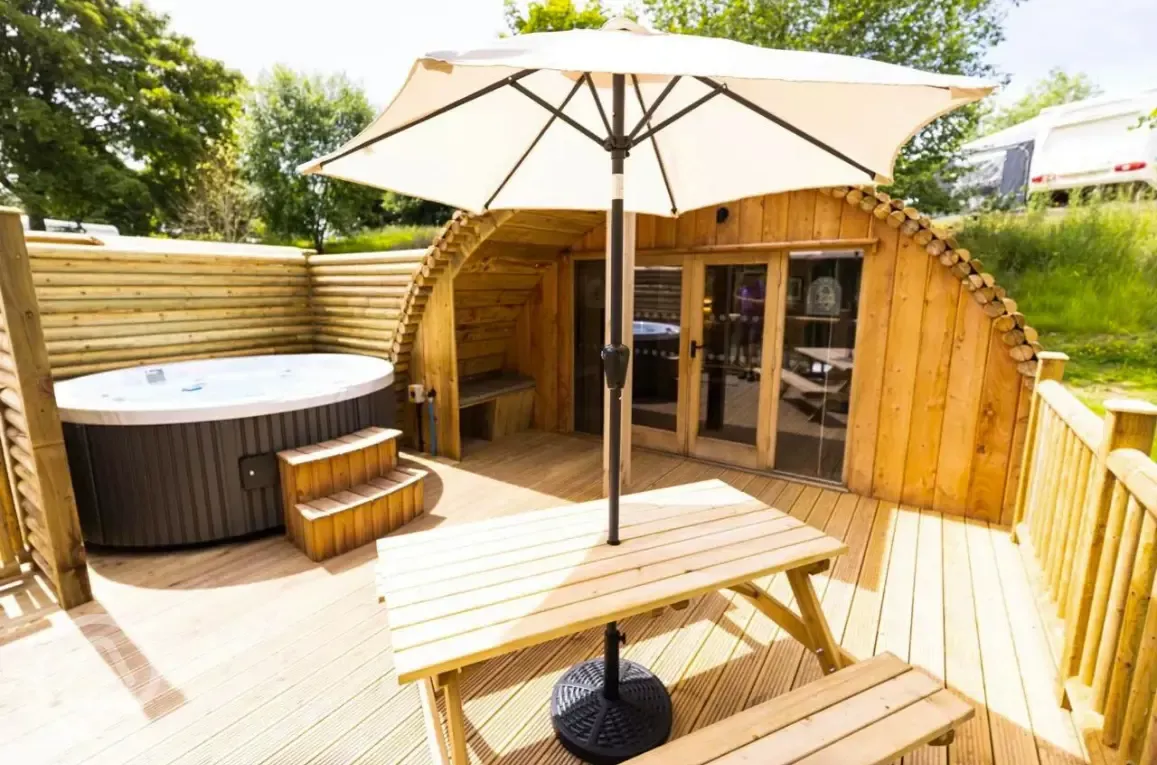 Ensuite glamping pod with hot tub