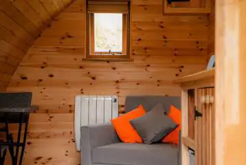 Ensuite glamping pod with hot tub futon