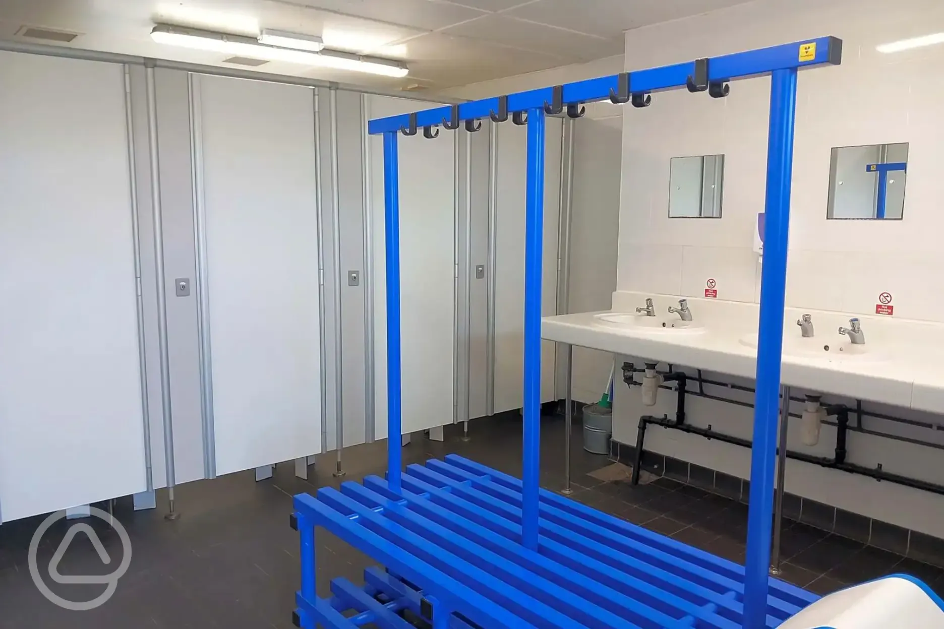 Gent's showers and sinks