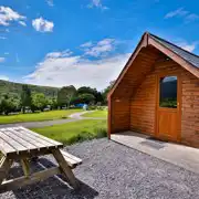 Camping pod with an outdoor picnic bench Camping pod with an outdoor picnic bench