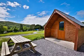 Camping pod with an outdoor picnic bench Camping pod with an outdoor picnic bench