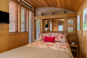 Y Caban double bedroom with bedding