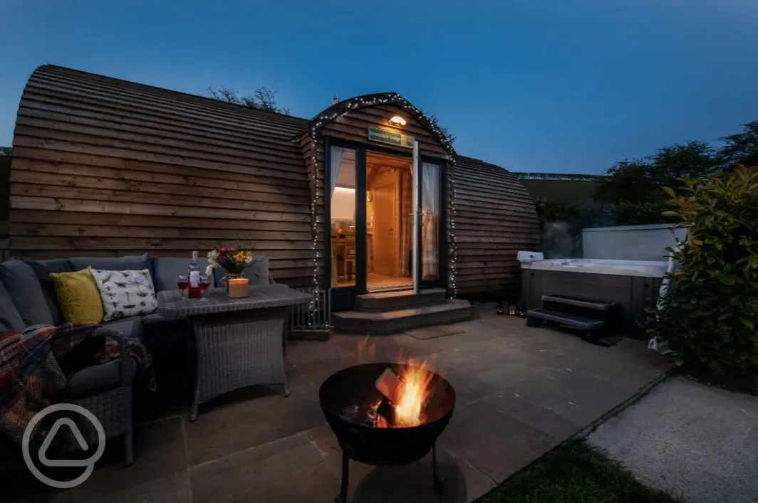 Premier ensuite Wigwam pod at night