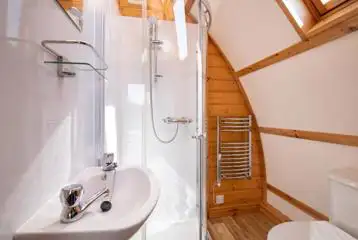 Deluxe ensuite Wigwam pod bathroom