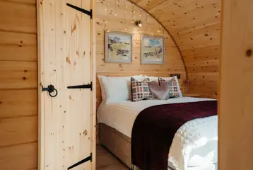 Luxury ensuite glamping pod bedroom with a double bed Luxury ensuite glamping pod bedroom with a double bed