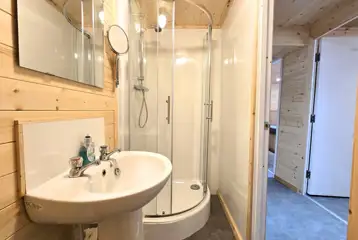 Silver Birch lodge ensuite bathroom with a shower, toilet, and sink