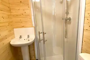 Pine/Ash lodge ensuite bathroom Pine/Ash lodge ensuite bathroom
