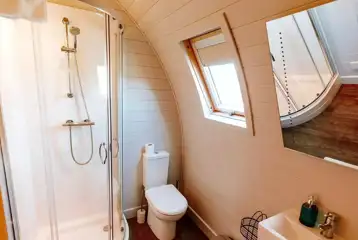 Luxury pod and hot tub ensuite - sleeps five Luxury pod and hot tub ensuite - sleeps five