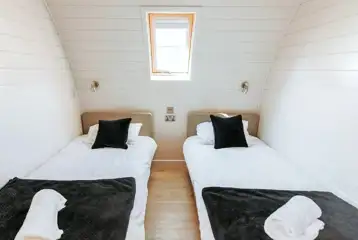 Luxury pod and hot tub twin bedroom - sleeps four