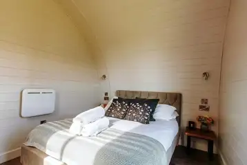 Luxury pod and hot tub double bedroom - sleeps five