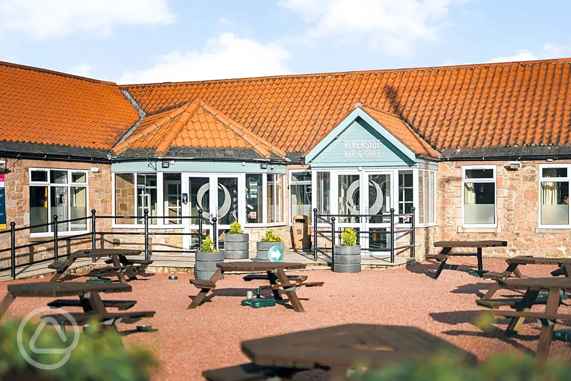 Riverside Bar and Grill serving lunch and dinner options