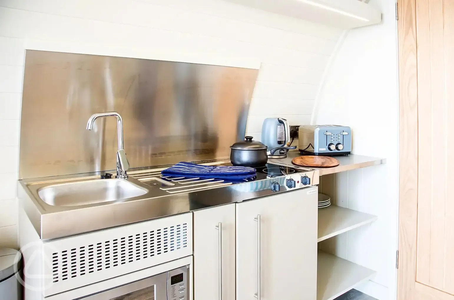 Superior ensuite glamping pod with hot tub kitchen