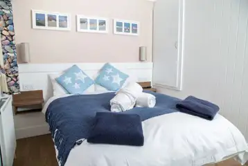Deluxe beach hut with a double bedroom (bedding provided)