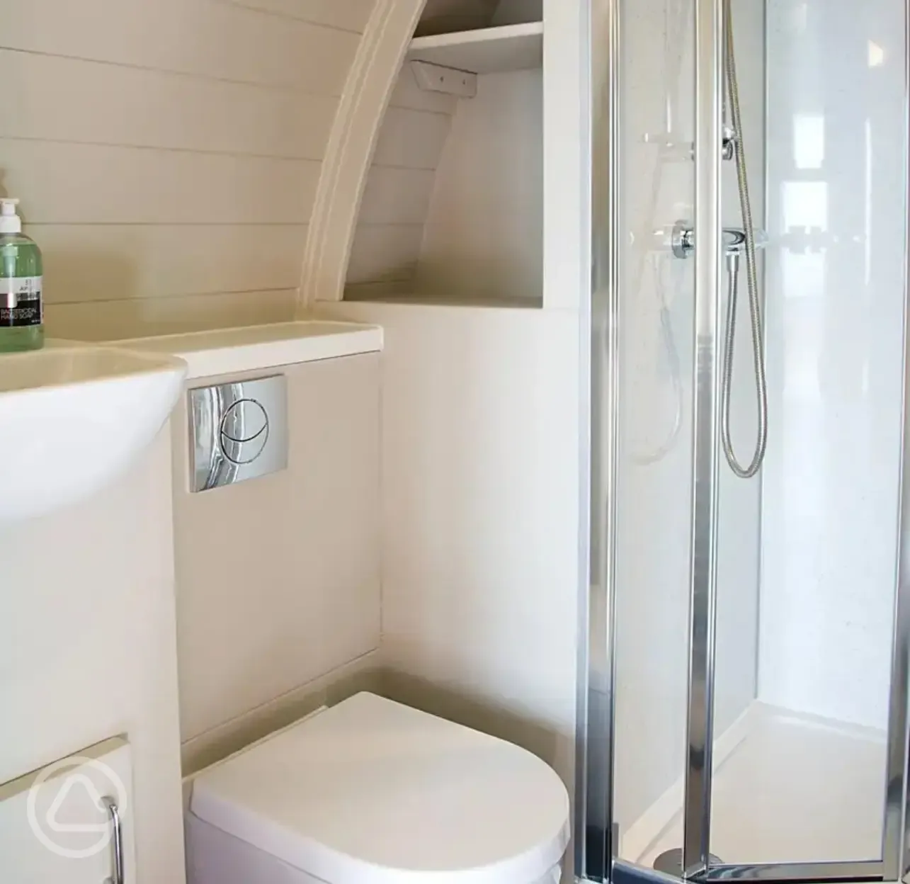 Superior ensuite glamping pod with hot tub bathroom