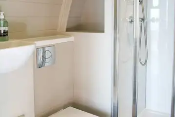 Superior pod ensuite bathroom with towels provided
