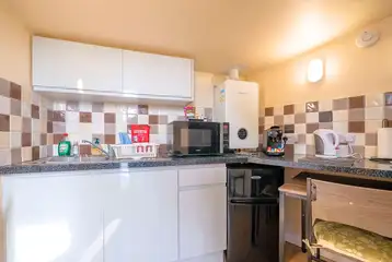 Garden View kitchen with a microwave, fridge/freezer, toaster, kettle, hot plate Garden View kitchen with a microwave, fridge/freezer, toaster, kettle, hot plate