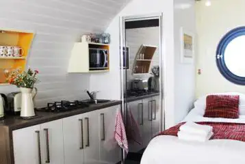 Ensuite glamping pod double bed and kitchenette (bedding provided) Ensuite glamping pod double bed and kitchenette (bedding provided)