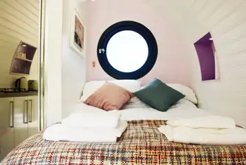 Ensuite glamping pod double bed (bedding and towels provided) Ensuite glamping pod double bed (bedding and towels provided)