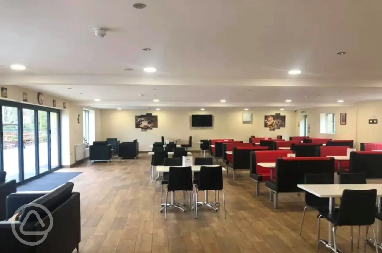 Bar and cafe (peak season only)