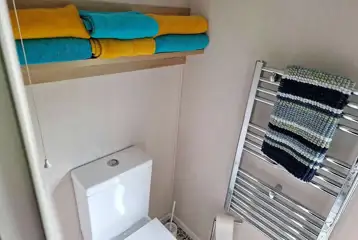 S pod (six person) ensuite with a toilet and shower