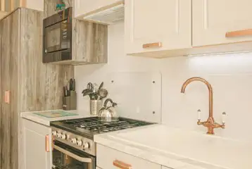 Jurassic Escape Pod kitchen with a gas hob, microwave, kettle, and sink Jurassic Escape Pod kitchen with a gas hob, microwave, kettle, and sink