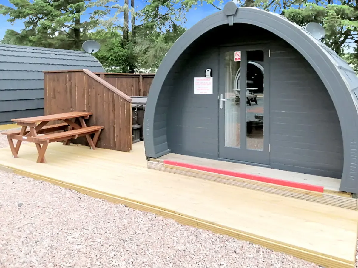 Ensuite pod with hot tub 