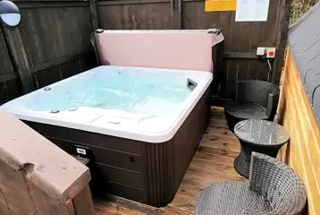 Private electric hot tub with privacy fencing