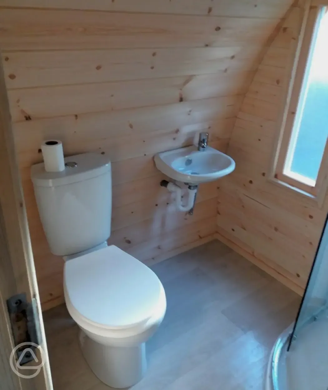 Ensuite pod with hot tub facilities