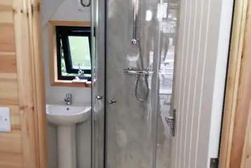 Ensuite pod with hot tub facilities