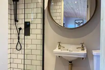 Hare's Retreat glamping cabin ensuite shower with a mirror