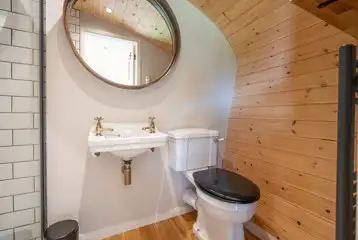 Meadow View glamping cabin ensuite toilet and handwashing sink