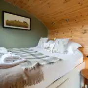 Hare's Retreat glamping king-sized cabin bed (bedding and towels provided) Hare's Retreat glamping king-sized cabin bed (bedding and towels provided)