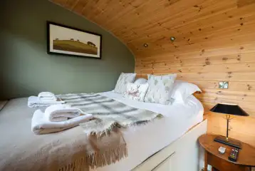 Hare's Retreat glamping king-sized cabin bed (bedding and towels provided)