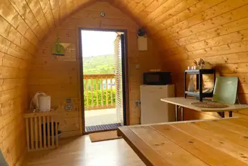 Log pod interior Log pod interior