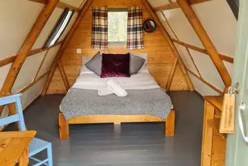 Original couple camping pod double bed (bedding and towels provided) Original couple camping pod double bed (bedding and towels provided)