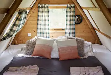 Original couple camping pod double bed (bedding and towels provided) Original couple camping pod double bed (bedding and towels provided)