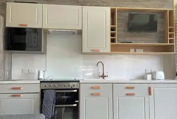 Hill top lodge kitchen with an oven, microwave, sink, fridge and TV Hill top lodge kitchen with an oven, microwave, sink, fridge and TV