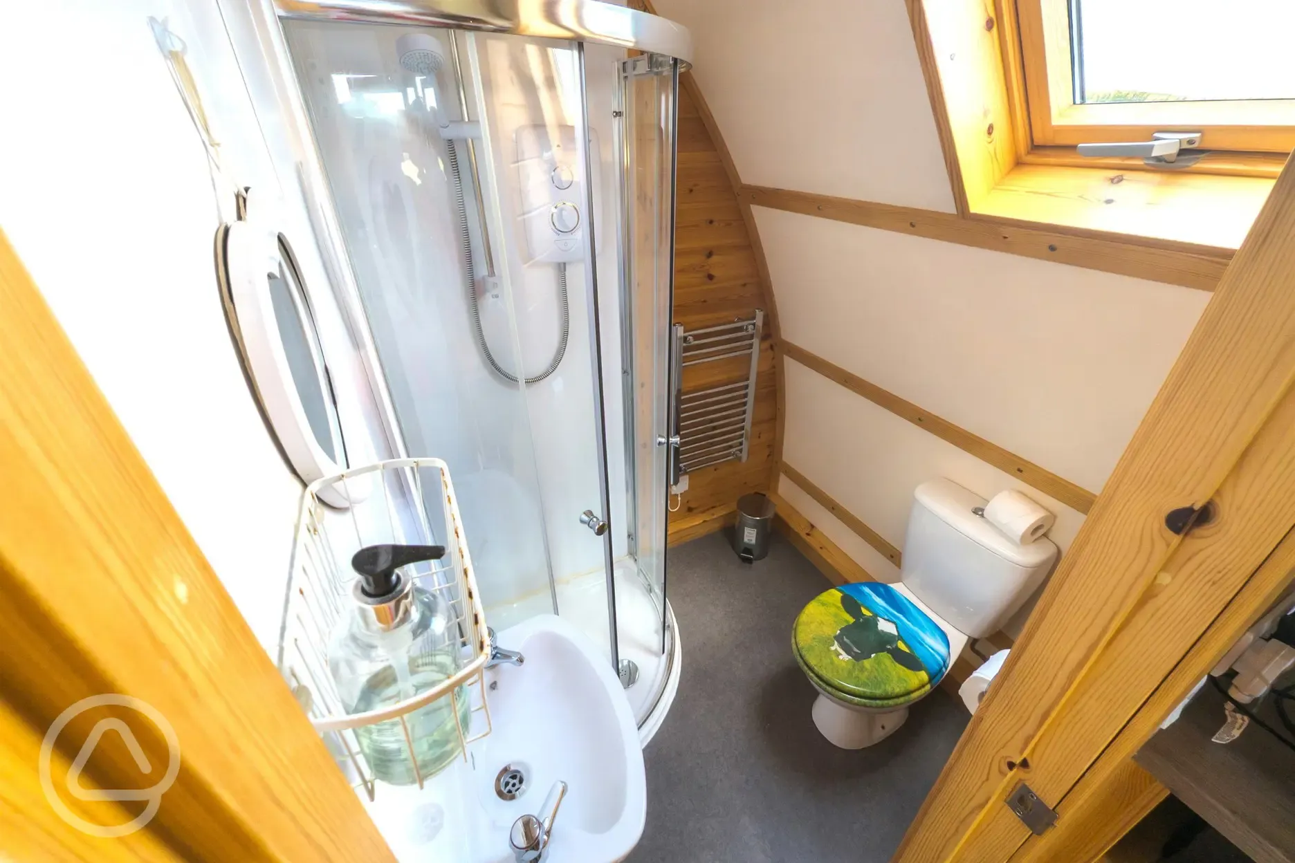 Deluxe Wigwam pods ensuite