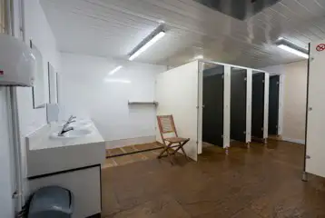 Showers with cubicles, mirrors and sinks