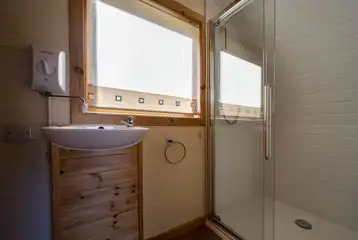 Hiker pod ensuites with shower, toilet and sink Hiker pod ensuites with shower, toilet and sink