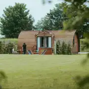 Ensuite lodge cabin with a wood-fired hot tub and a patio Ensuite lodge cabin with a wood-fired hot tub and a patio