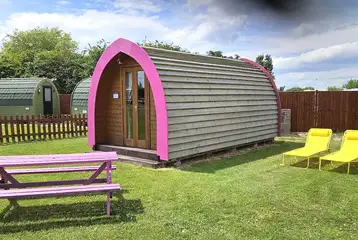Camping pod with a picnic bench Camping pod with a picnic bench