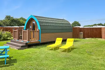 Camping pod with a picnic bench Camping pod with a picnic bench